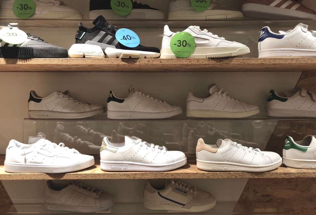 Why does everyone in Paris wear white sneakers? (And which ones you should&nbsp;buy)